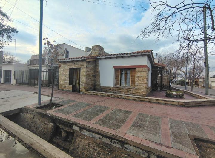 Casa · 250m² · 7 Ambientes · 2 Cocheras