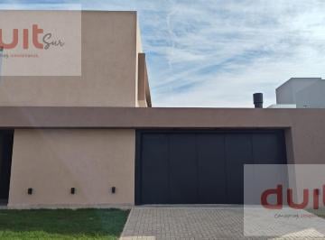 Casa · 180m² · 8 Ambientes · 2 Cocheras · Espectacular Casa en Venta - 180 m² Cubiertos en Quebradas de Manantiales!