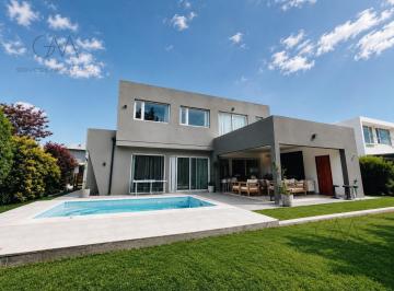 Casa · 202m² · 5 Ambientes · Casa en Venta en Barrio Arenas del Sur