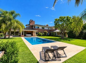 Casa de 7 ambientes, Escobar · Impecable Casa con 4 Dorm. + Dep, Playroom, Parrilla y Parque con Pileta a Solo 30’ de Caba.