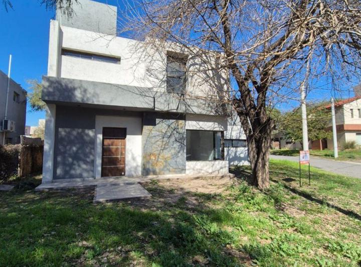 Casa · 400m² · 3 Ambientes · 2 Cocheras