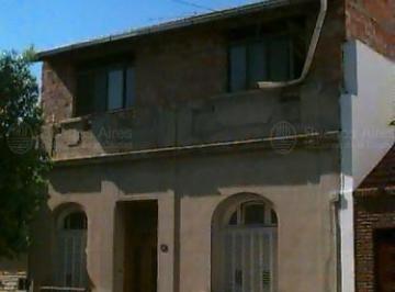 FRC-FRC-8302_2 · Manzanares 2200 Núñez Casa 4amb a Recicl o Demol U$300.000