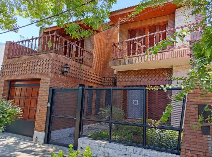 Casa · 225m² · 8 Ambientes