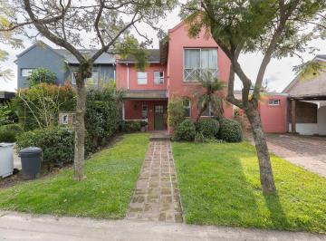 Casa · 150m² · 5 Ambientes · 2 Cocheras · Casa en Venta en Los Alamos Lote Central