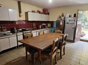 Casa · 127m² · 6 Ambientes · 1 Cochera · Venta Casa PH - de 2 Dorm., Cochera y Patio
