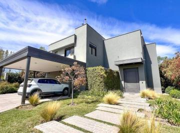 Casa · 600m² · 8 Ambientes · 3 Cocheras · Casa en Venta Chacras de Coria