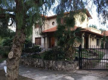 Casa · 290m² · 7 Ambientes · 3 Cocheras · Venta Casa Residencial 3 Dorm. y Piscina Mza