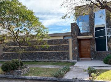 Casa · 285m² · 5 Ambientes · 3 Cocheras · Exclusiva Casa en Venta en La Barraca - Guaymallen