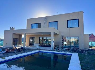 Casa · 165m² · 5 Ambientes · 2 Cocheras · Casa en Construccion a La Laguna Lote 1000 m²