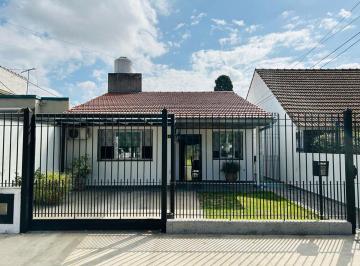 Casa · 130m² · 3 Ambientes · 1 Cochera · Venta Casa Reciclada a Nueva Lomas de Zamora