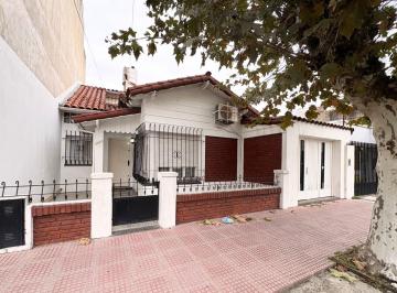Casa · 151m² · 4 Ambientes · 1 Cochera · Casa Multifamiliar Venta Caseros Cochera y Patio