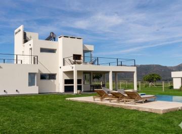 Casa · 230m² · 6 Ambientes · 1 Cochera · Se Vende Casa de 3 Dorm, en Puerto del Aguila