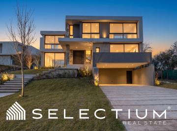 Casa · 1300m² · 8 Ambientes · 2 Cocheras · Casa de Categoría en El Terrón | Lote Central, Master Suite, Cava Privada y Terminaciones Premium