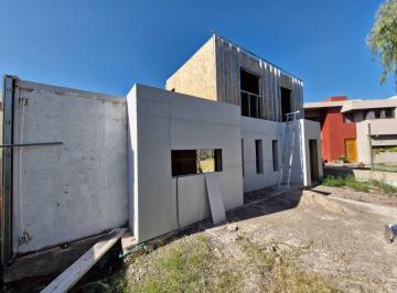 Casa · 148m² · 5 Ambientes · Venta Casa en Obra B° Privado Pircas del Challao