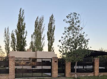 Casa · 176m² · 4 Ambientes · 3 Cocheras · Casa en Venta 3 Dorm - Las Paredes - Apta Credito