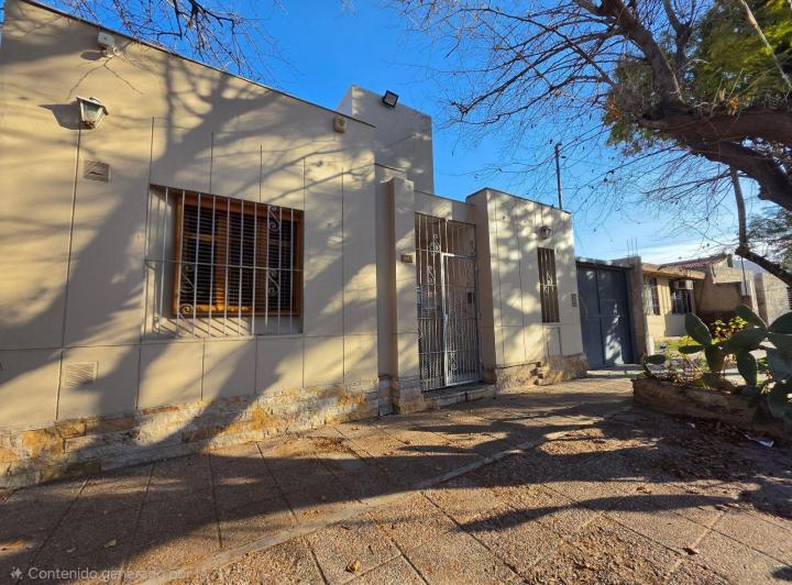 Casa · 102m² · 3 Ambientes · 2 Cocheras