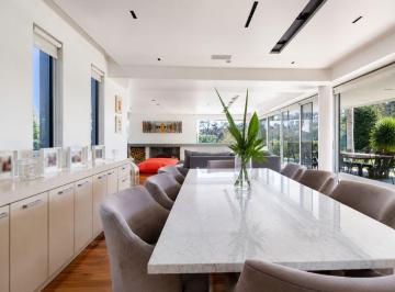 Casa · 586m² · 6 Ambientes · 8 Cocheras · Casa en Venta en Abril