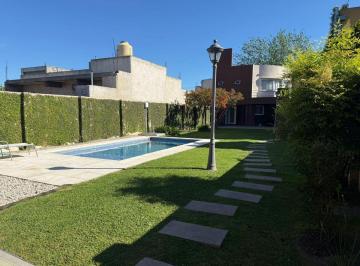 Casa · 360m² · 7 Ambientes · 2 Cocheras · Casas en Venta en La Plata
