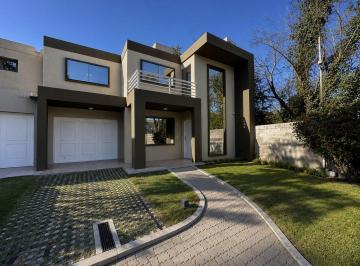 Casa · 182m² · 9 Ambientes · 2 Cocheras · Venta Casa Housing Solares Arguello con Seguridad