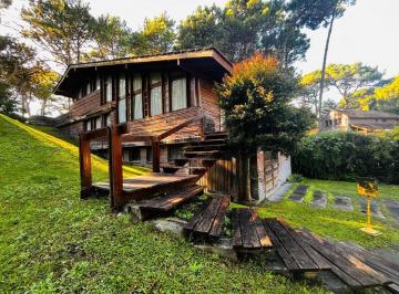 Casa · 201m² · 6 Ambientes · 1 Cochera · Venta de Casa en Pinamar. 6 Ambientes Zona Golf