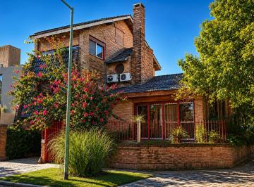 Frente · Casa en Venta Bajo San Isidro | Gran Living con Imponente Chimenea, Jardín con P