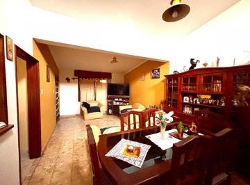 Casa · 136m² · 4 Ambientes · 1 Cochera · Casa 3 Dorm. Barrio San Salvador
