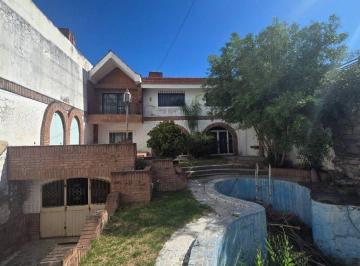 Casa · 192m² · 3 Ambientes · 1 Cochera · Venta Casa a Refaccionar en B° San Salvador
