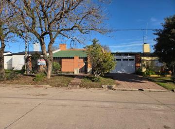Casa · 210m² · 9 Ambientes · 1 Cochera · Venta de Casa con 3 Dorm., Pileta y Quincho