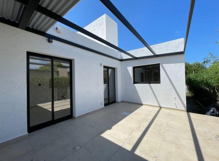 Casa · 90m² · 3 Ambientes · 2 Cocheras