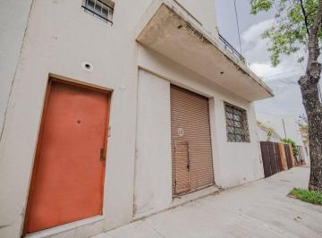 Casa · 180m² · 4 Ambientes · 1 Cochera · Casa 140 m, Local 70 m, Fondo 104 m. Lote Propio
