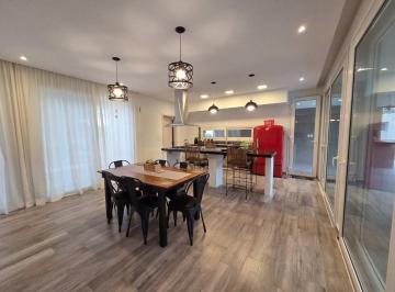 Casa · 160m² · 4 Ambientes · 1 Cochera · Venta Casa 4 Ambientes en Miralagos 1 - La Plata