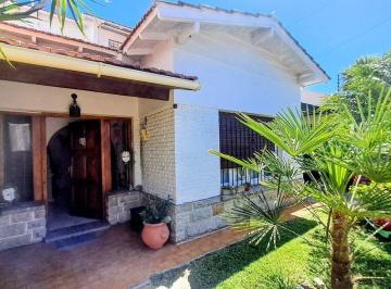 Casa · 283m² · 5 Ambientes · 3 Cocheras · Casa 6 Ambientes Multifamiliar Lomas del Mirador