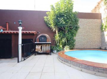 Casa · 252m² · 7 Ambientes · 2 Cocheras · Casa 6 Ambientes Venta Ramos Mejia Parrilla Pileta