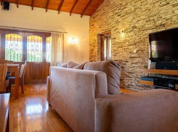 Casa · 170m² · 4 Ambientes · 2 Cocheras · Venta Casa 4 Amb. Pileta Coch./parrila Apta Cred.