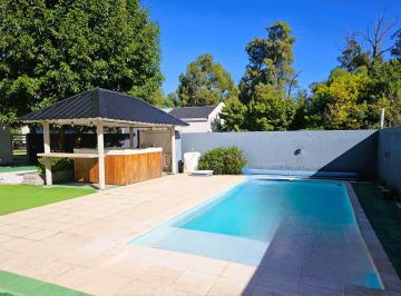 Casa · 213m² · 4 Ambientes · 1 Cochera · Venta Casa 3 Dorm. Monte Hermoso con Pileta