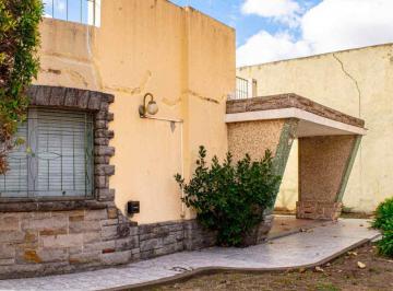 Casa · 130m² · 4 Ambientes · 1 Cochera · Venta Casa 4 Amb Lote 520 m²