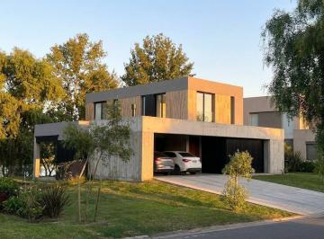 Casa · 230m² · 5 Ambientes · 2 Cocheras · Casa en Alquiler Amoblada y Equipada Sobre Lote Al Agua. Canton, Norte