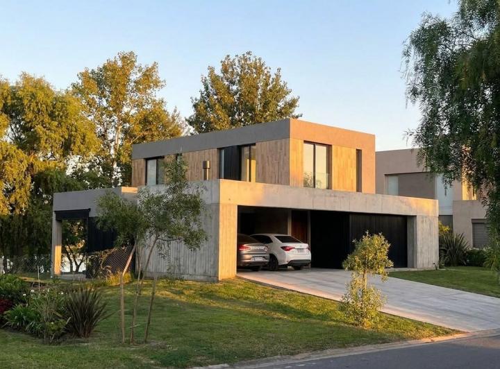 Casa · 230m² · 5 Ambientes · 2 Cocheras