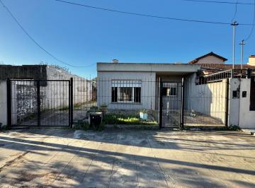 Casa · 70m² · 4 Ambientes · 1 Cochera · Casa en Venta en Pergamino con Patio