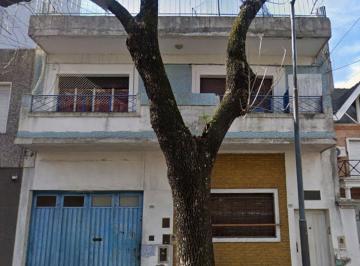 PH · 174m² · 3 Ambientes · 1 Cochera · PH a Refaccionar en Venta 327 m Monte Castro