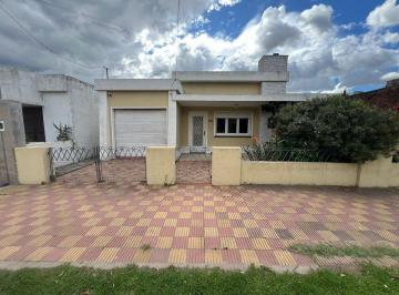 Casa · 179m² · 6 Ambientes · 1 Cochera · Casa de 3 Dorm. con Patio y Cochera