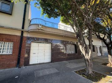 Casa · 225m² · 4 Ambientes · 2 Cocheras · Venta - Casa 4 Ambientes - Parque Avellaneda