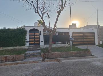Casa · 240m² · 6 Ambientes · 3 Cocheras · Venta de Casa en Vistalba, Barrio Semi Privado