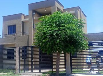 Casa · 274m² · 8 Ambientes · 3 Cocheras · Amplia Vivienda en Venta en Perdriel