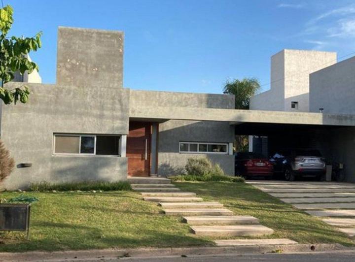 Casa · 341m² · 3 Ambientes · 2 Cocheras