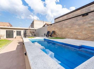 Casa · 191m² · 4 Ambientes · 2 Cocheras · Casa en Venta en Bernal Parque Quincho y Piscina