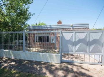 Casa · 138m² · 4 Ambientes · 2 Cocheras · Casa de 3 Dorm. Venta Villa Elisa con Pileta