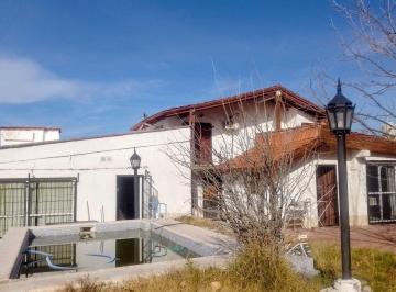 Casa · 193m² · 7 Ambientes · 3 Cocheras · Venta de Casa con Pileta Chacras de Coria