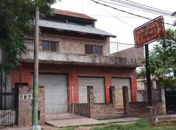 Casa · 285m² · 6 Ambientes · Casa en Dos Plantas con Cochera y Local Comercial