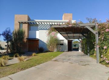 Casa · 210m² · 6 Ambientes · 1 Cochera · Casa a La Venta en B Las Cortaderas 2. Guaymallén
